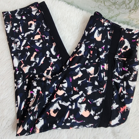 LIVI Capri Leggings - Picture 1 of 13